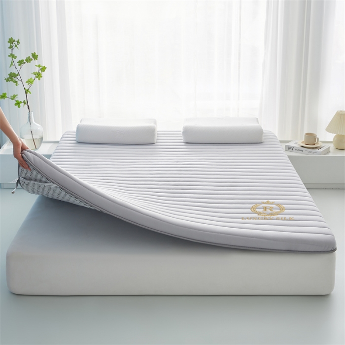 91家纺网 家纺一手货源 找家纺 鹿辉 2025新款牛奶丝烫画单边床垫 皇冠直线灰