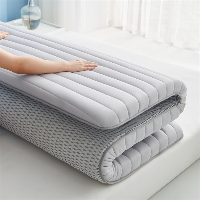 91家纺网 家纺一手货源 找家纺 鹿辉 2025新款牛奶丝烫画单边床垫 皇冠直线灰