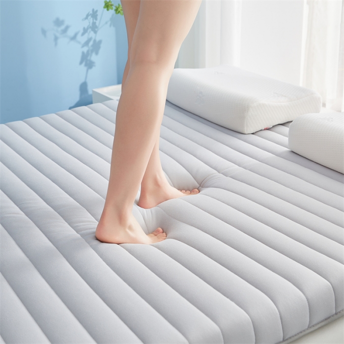 91家纺网 家纺一手货源 找家纺 鹿辉 2025新款牛奶丝烫画单边床垫 皇冠直线灰