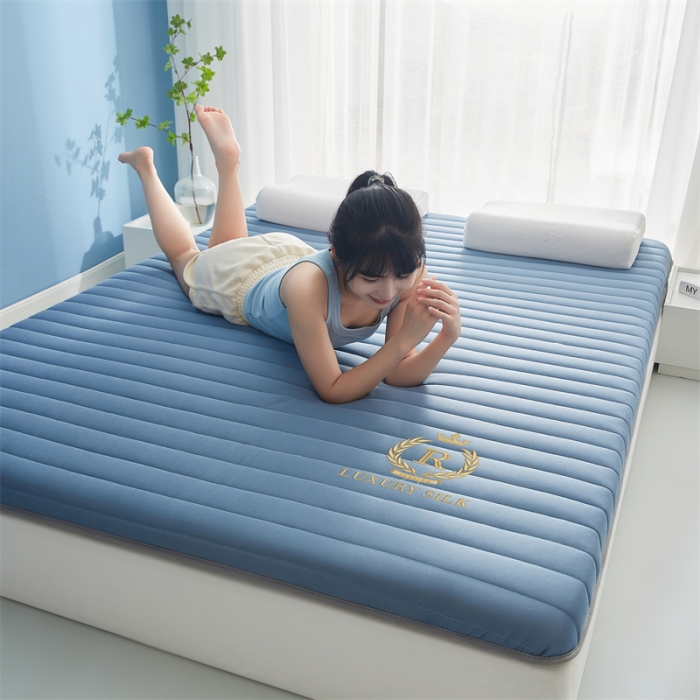 91家纺网 家纺一手货源 找家纺 鹿辉 2025新款牛奶丝烫画单边床垫 皇冠直线蓝