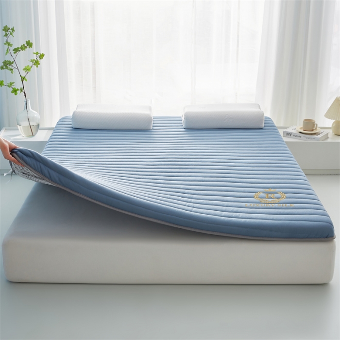 91家纺网 家纺一手货源 找家纺 鹿辉 2025新款牛奶丝烫画单边床垫 皇冠直线蓝