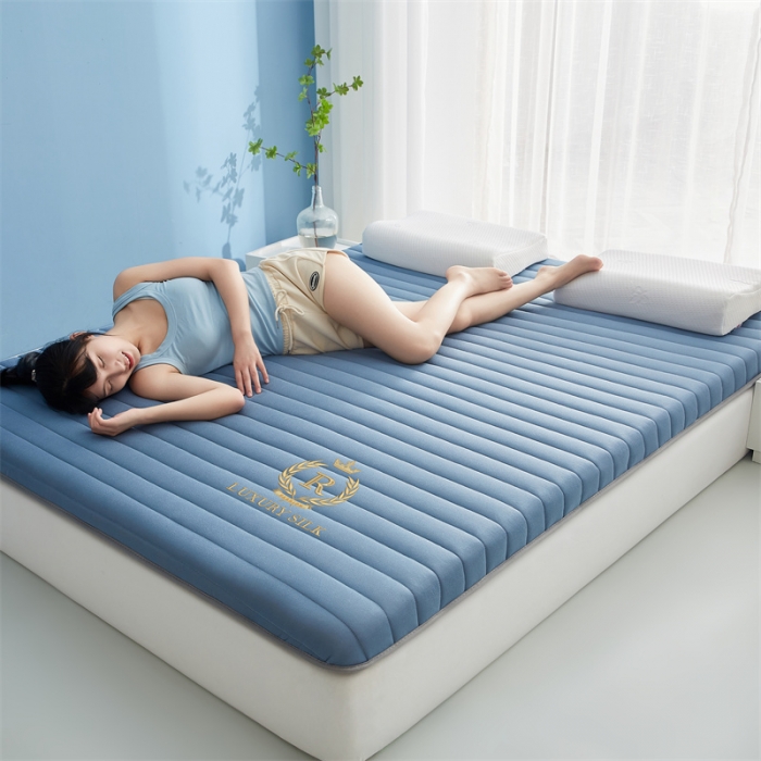 91家纺网 家纺一手货源 找家纺 鹿辉 2025新款牛奶丝烫画单边床垫 皇冠直线蓝