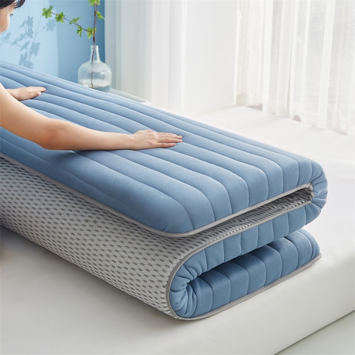 91家纺网 家纺一手货源 找家纺 鹿辉 2025新款牛奶丝烫画单边床垫 皇冠直线蓝