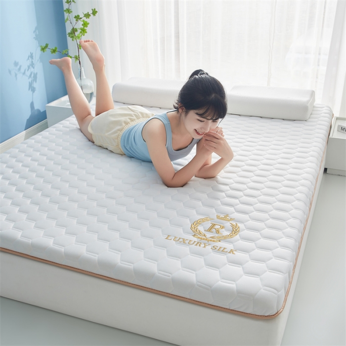 91家纺网 家纺一手货源 找家纺 鹿辉 2025新款牛奶丝烫画单边床垫 皇冠足球白