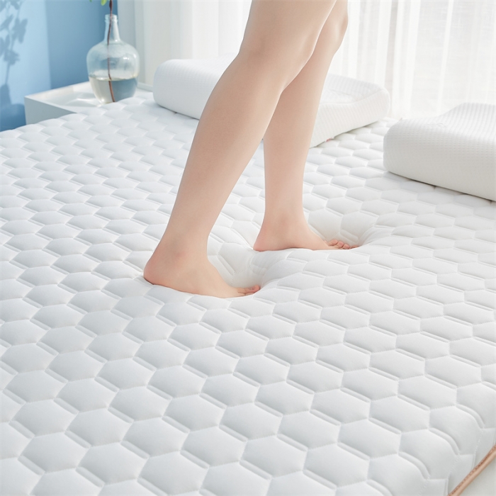 91家纺网 家纺一手货源 找家纺 鹿辉 2025新款牛奶丝烫画单边床垫 皇冠足球白