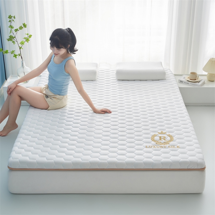 91家纺网 家纺一手货源 找家纺 鹿辉 2025新款牛奶丝烫画单边床垫 皇冠足球白