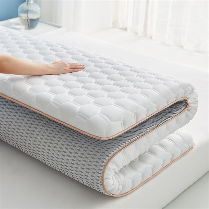 91家纺网 家纺一手货源 找家纺 鹿辉 2025新款牛奶丝烫画单边床垫 皇冠足球白