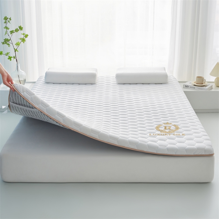 91家纺网 家纺一手货源 找家纺 鹿辉 2025新款牛奶丝烫画单边床垫 皇冠足球白