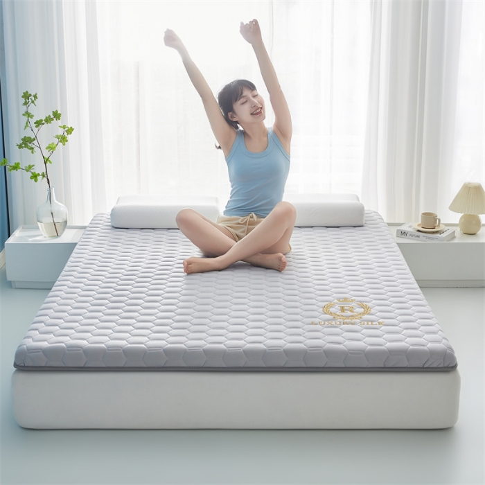 91家纺网 家纺一手货源 找家纺 鹿辉 2025新款牛奶丝烫画单边床垫 皇冠足球灰