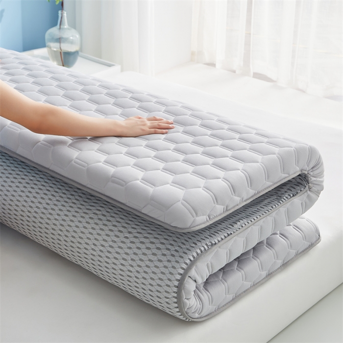 91家纺网 家纺一手货源 找家纺 鹿辉 2025新款牛奶丝烫画单边床垫 皇冠足球灰