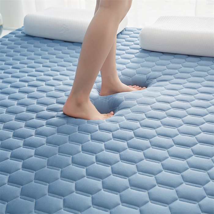 91家纺网 家纺一手货源 找家纺 鹿辉 2025新款牛奶丝烫画单边床垫 皇冠足球蓝