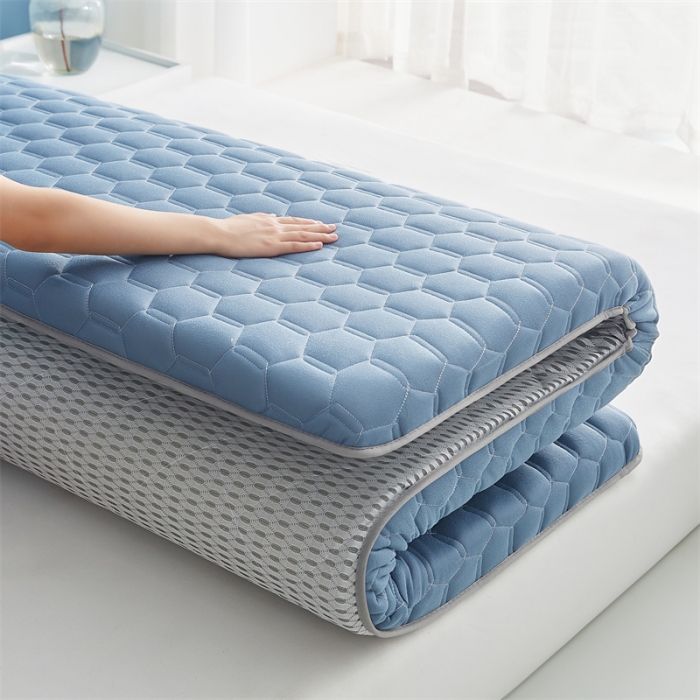 91家纺网 家纺一手货源 找家纺 鹿辉 2025新款牛奶丝烫画单边床垫 皇冠足球蓝