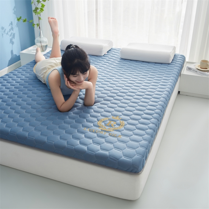 91家纺网 家纺一手货源 找家纺 鹿辉 2025新款牛奶丝烫画单边床垫 皇冠足球蓝