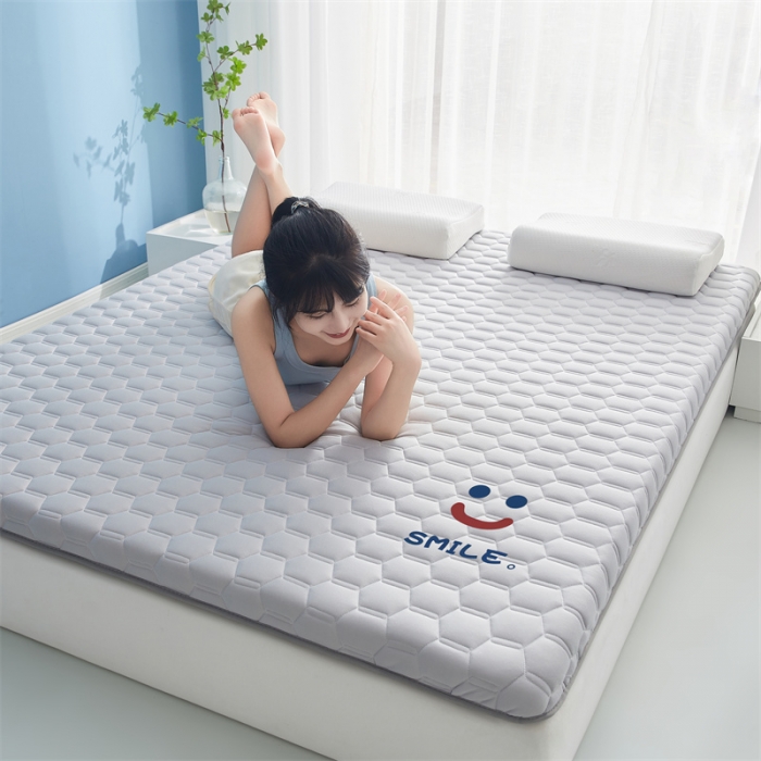 91家纺网 家纺一手货源 找家纺 鹿辉 2025新款牛奶丝烫画单边床垫 笑脸灰