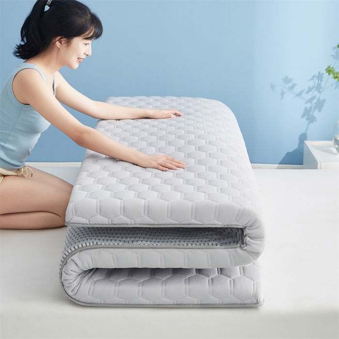 91家纺网 家纺一手货源 找家纺 鹿辉 2025新款牛奶丝烫画单边床垫 笑脸灰