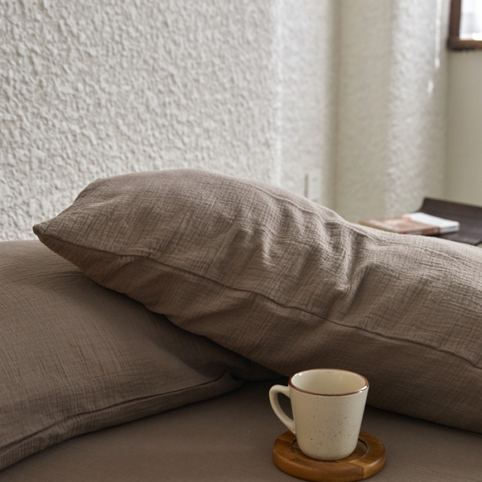 91家纺网 家纺一手货源 找家纺 安莱生活2024新款绉纱美拉德色纯色单品枕套 糖棕
