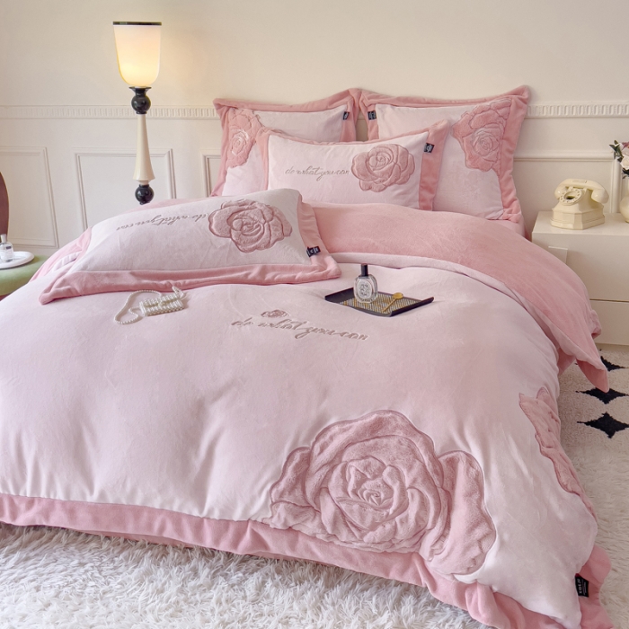 91家纺网 家纺一手货源 找家纺 （总）品家居 2025新款牛奶绒贴布绣花四件套-安妮