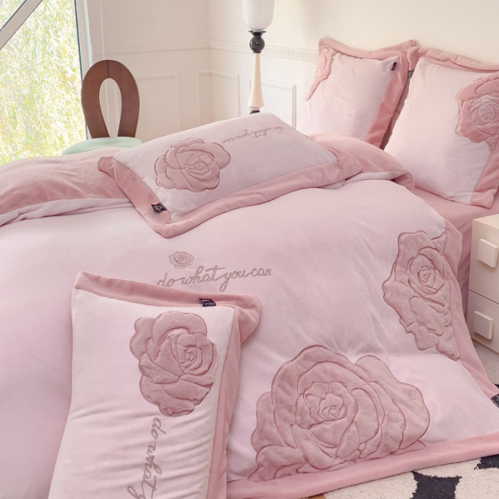 91家纺网 家纺一手货源 找家纺 （总）品家居 2025新款牛奶绒贴布绣花四件套-安妮