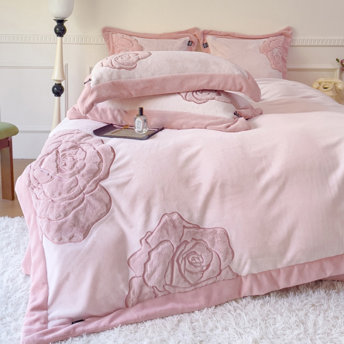 91家纺网 家纺一手货源 找家纺 （总）品家居 2025新款牛奶绒贴布绣花四件套-安妮