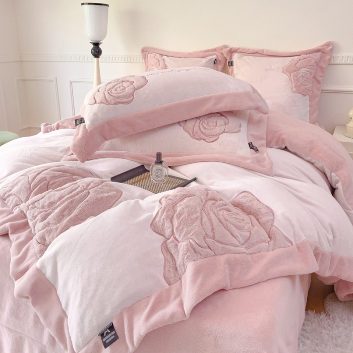 91家纺网 家纺一手货源 找家纺 （总）品家居 2025新款牛奶绒贴布绣花四件套-安妮