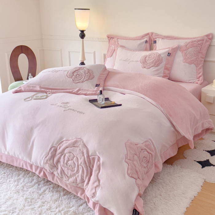 91家纺网 家纺一手货源 找家纺 品家居 2025新款牛奶绒贴布绣花四件套-安妮 安妮-粉