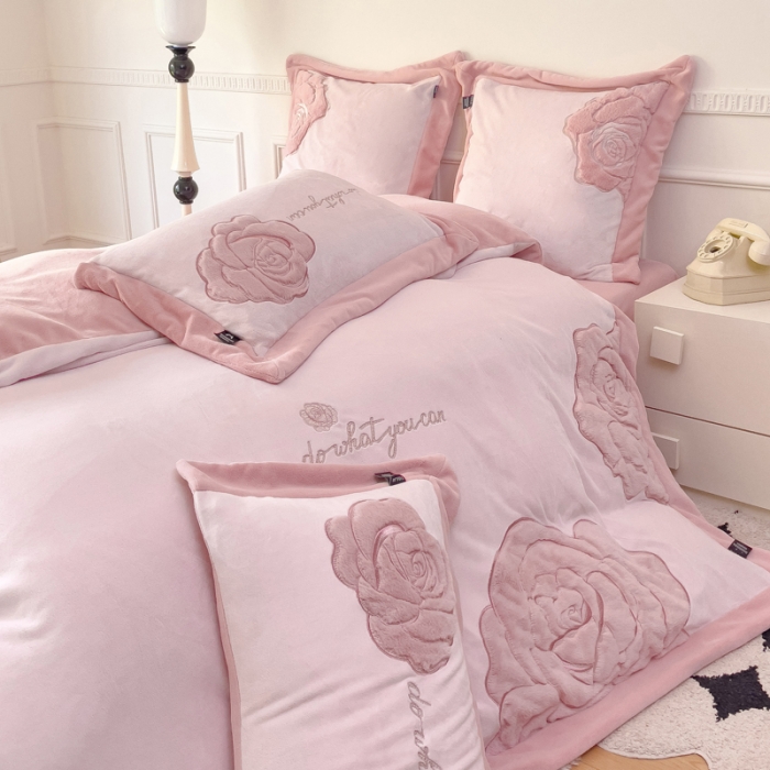 91家纺网 家纺一手货源 找家纺 品家居 2025新款牛奶绒贴布绣花四件套-安妮 安妮-粉