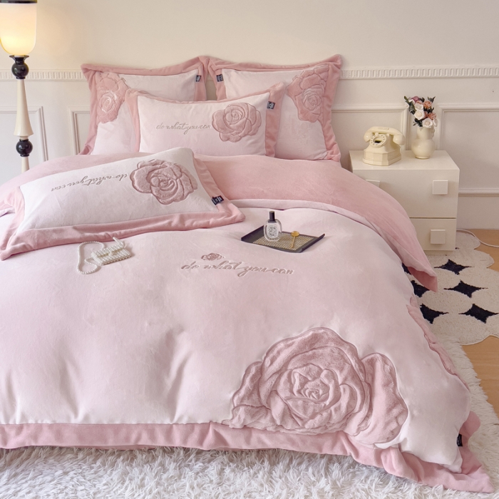 91家纺网 家纺一手货源 找家纺 品家居 2025新款牛奶绒贴布绣花四件套-安妮 安妮-粉