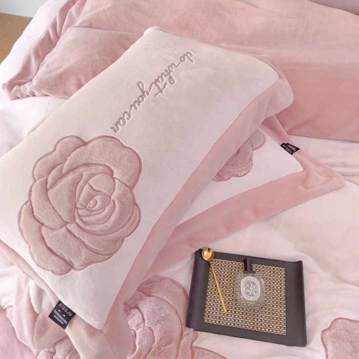 91家纺网 家纺一手货源 找家纺 品家居 2025新款牛奶绒贴布绣花四件套-安妮 安妮-粉