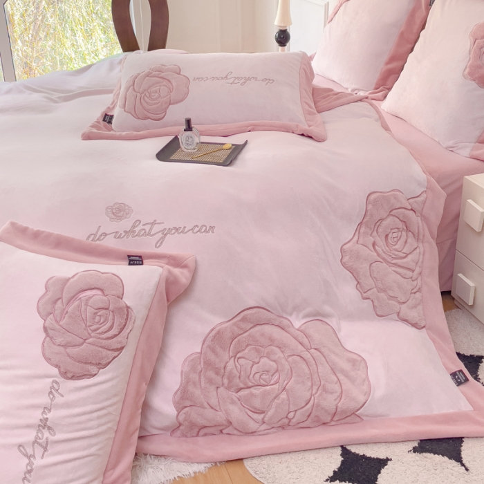 91家纺网 家纺一手货源 找家纺 品家居 2025新款牛奶绒贴布绣花四件套-安妮 安妮-粉