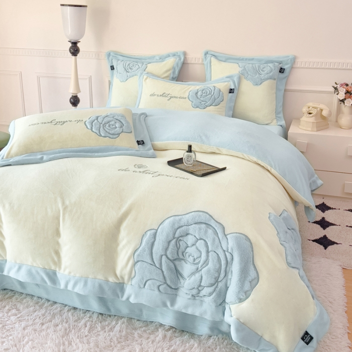 91家纺网 家纺一手货源 找家纺 品家居 2025新款牛奶绒贴布绣花四件套-安妮 安妮-蓝