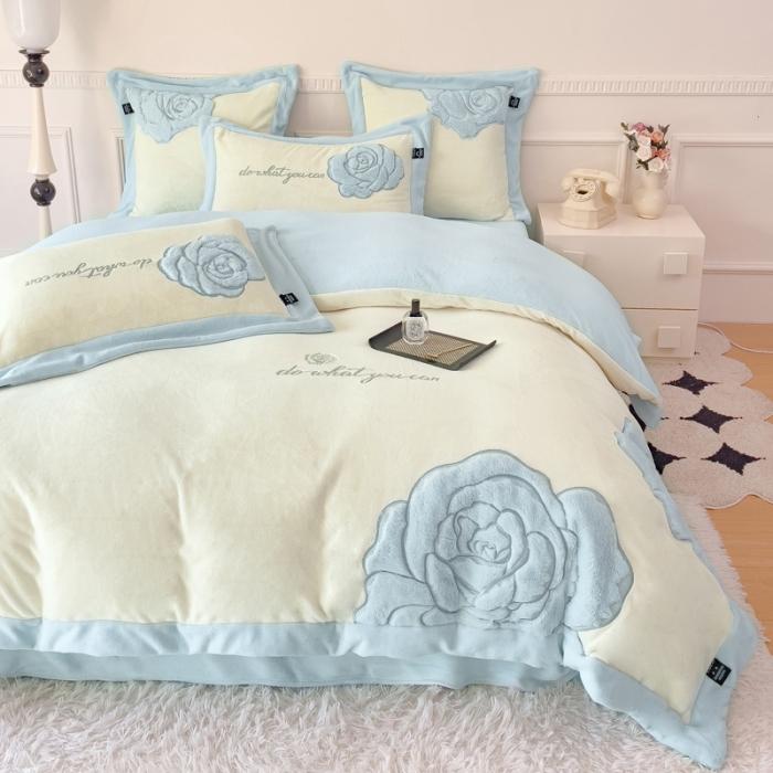 91家纺网 家纺一手货源 找家纺 品家居 2025新款牛奶绒贴布绣花四件套-安妮 安妮-蓝