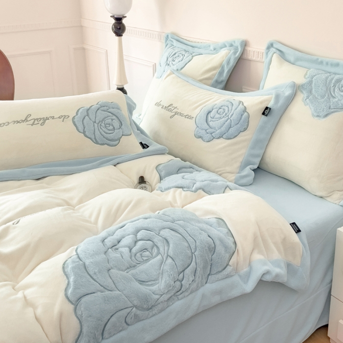 91家纺网 家纺一手货源 找家纺 品家居 2025新款牛奶绒贴布绣花四件套-安妮 安妮-蓝