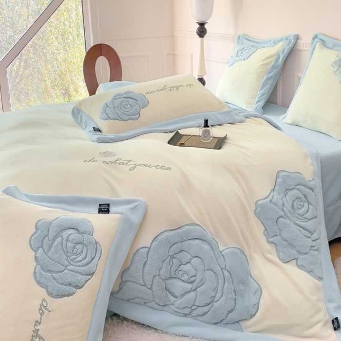 91家纺网 家纺一手货源 找家纺 品家居 2025新款牛奶绒贴布绣花四件套-安妮 安妮-蓝