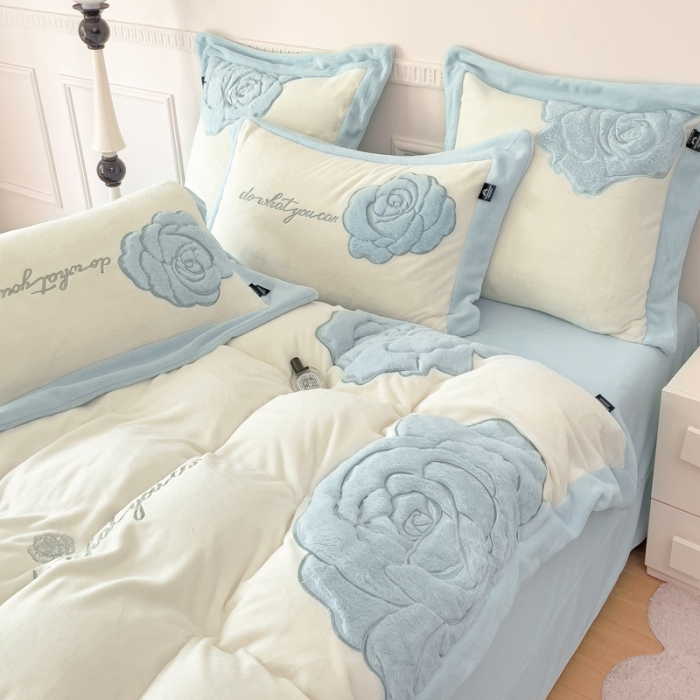 91家纺网 家纺一手货源 找家纺 品家居 2025新款牛奶绒贴布绣花四件套-安妮 安妮-蓝