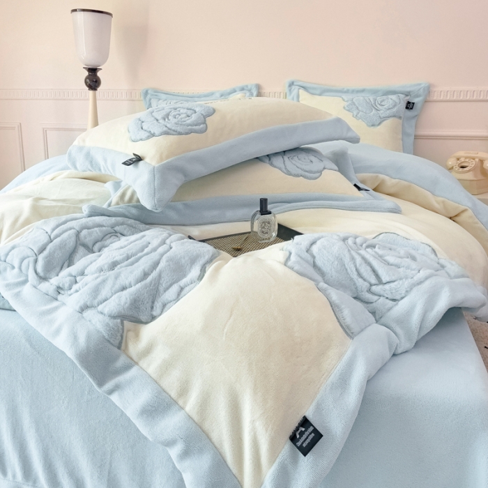 91家纺网 家纺一手货源 找家纺 品家居 2025新款牛奶绒贴布绣花四件套-安妮 安妮-蓝