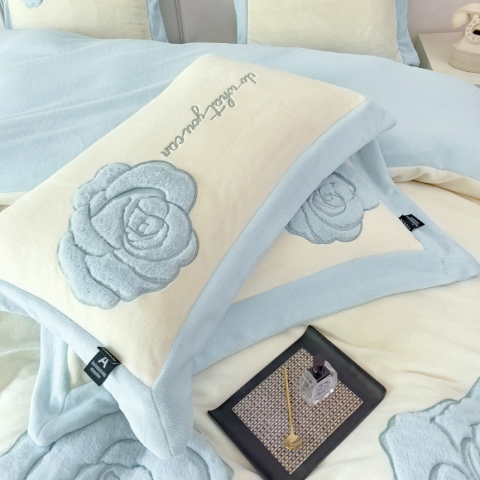 91家纺网 家纺一手货源 找家纺 品家居 2025新款牛奶绒贴布绣花四件套-安妮 安妮-蓝