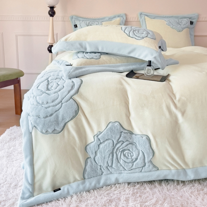 91家纺网 家纺一手货源 找家纺 品家居 2025新款牛奶绒贴布绣花四件套-安妮 安妮-蓝