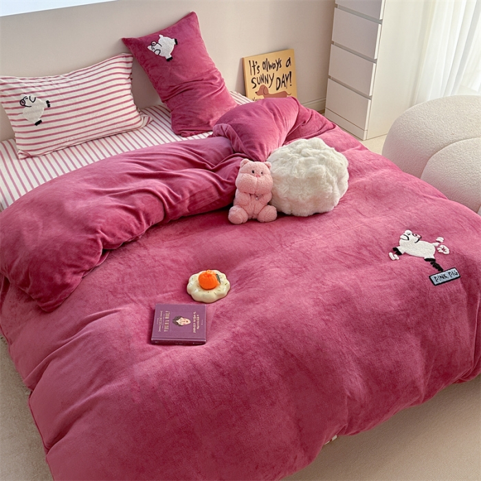 91家纺网 家纺一手货源 找家纺 柚子YOUTH 2023新款高克重牛奶绒毛巾绣四件套 粉红猪