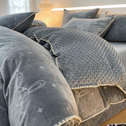 91家纺网 家纺一手货源 找家纺 慕希2024贝壳边200克婴儿绒牛奶豆豆绒提花保暖绒四件套 吉祥兔-灰