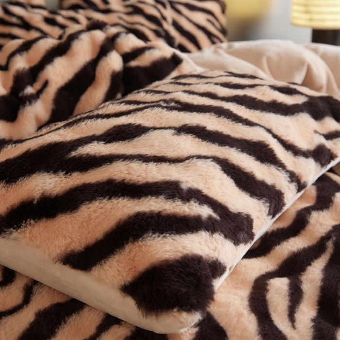 91家纺网 家纺一手货源 找家纺 金奇达家纺 2024秋冬保暖加厚绒类斑马皮草绒四件套-【美拉德】系列 斑马黄