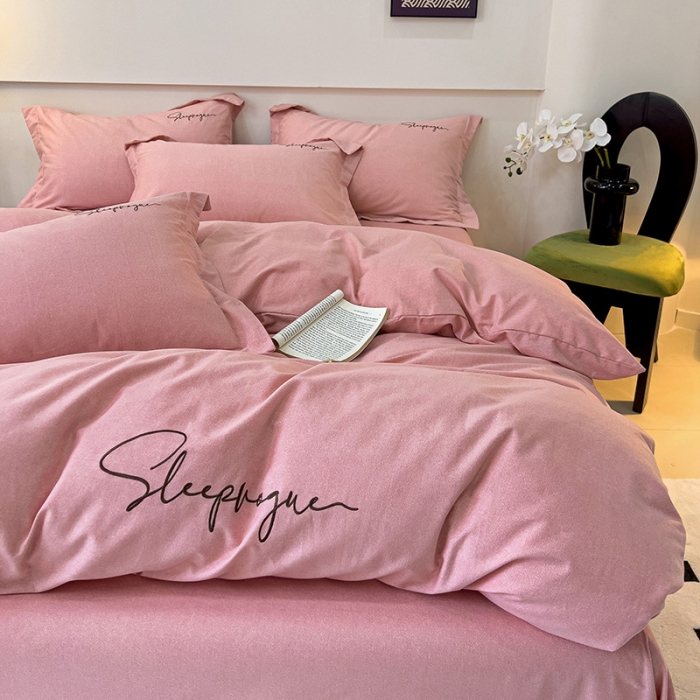 91家纺网 家纺一手货源 找家纺 慕尚家纺 2025新款全棉磨毛英文字母绣系列四件套 艾丽粉