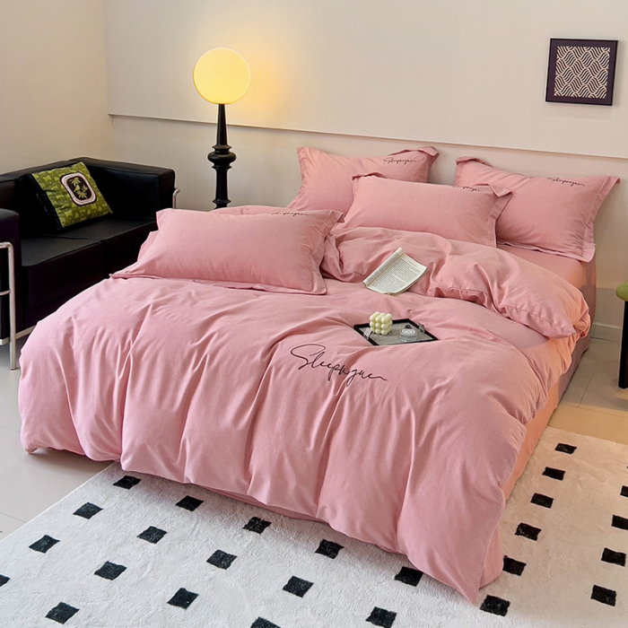 91家纺网 家纺一手货源 找家纺 慕尚家纺 2025新款全棉磨毛英文字母绣系列四件套 艾丽粉