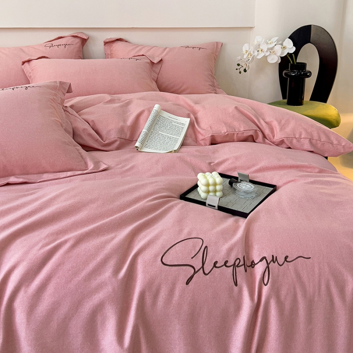 91家纺网 家纺一手货源 找家纺 慕尚家纺 2025新款全棉磨毛英文字母绣系列四件套 艾丽粉