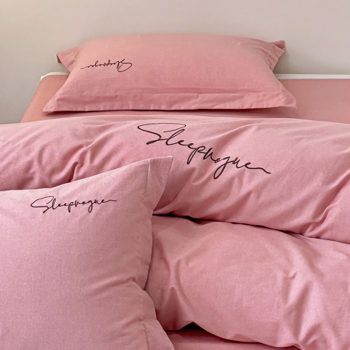 91家纺网 家纺一手货源 找家纺 慕尚家纺 2025新款全棉磨毛英文字母绣系列四件套 艾丽粉