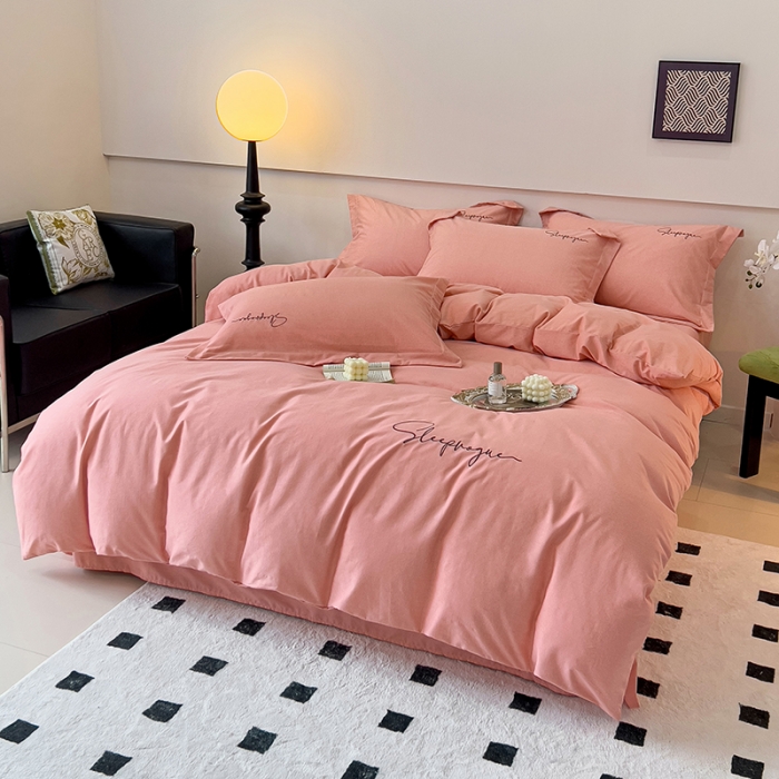 91家纺网 家纺一手货源 找家纺 慕尚家纺 2025新款全棉磨毛英文字母绣系列四件套 艾丽桃粉