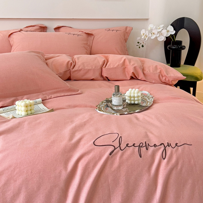 91家纺网 家纺一手货源 找家纺 慕尚家纺 2025新款全棉磨毛英文字母绣系列四件套 艾丽桃粉