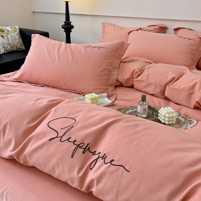 91家纺网 家纺一手货源 找家纺 慕尚家纺 2025新款全棉磨毛英文字母绣系列四件套 艾丽桃粉