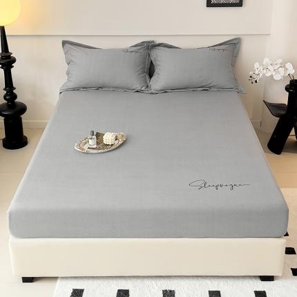 91家纺网 家纺一手货源 找家纺 慕尚家纺 2025新款全棉磨毛英文字母绣床笠+枕套系列 艾丽灰