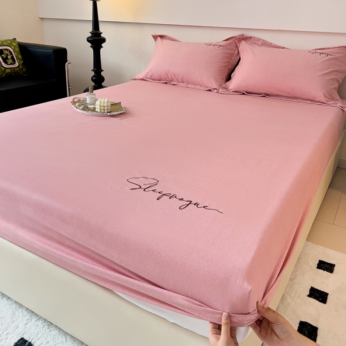 91家纺网 家纺一手货源 找家纺 慕尚家纺 2025新款全棉磨毛英文字母绣床笠+枕套系列 艾丽粉