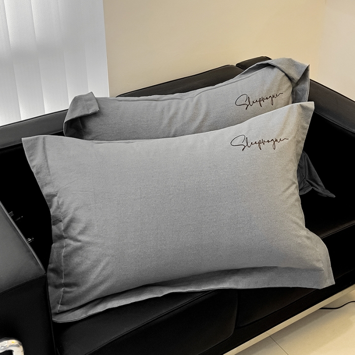 91家纺网 家纺一手货源 找家纺 慕尚家纺 2025新款全棉磨毛英文字母绣床笠+枕套系列 艾丽灰